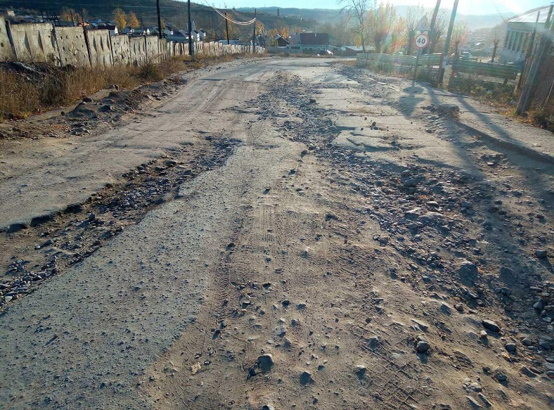 Житель Вершино-Дарасуна жалуется на плохую дорогу, ведущую к поселку от трассы 