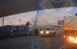 В сети появилось видео ДТП с вылетевшим в стекло водителем в Чите