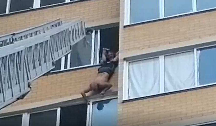 Сотрудники полиции убедили не прыгать с балкона мужчину в Чите