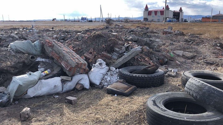 Читинцы навалили 10-15 КАМАЗов мусора недалеко от ипподрома 