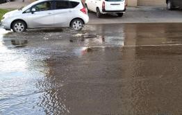 Вода из двух канализационных колодцев затопила центр Читы (видео)