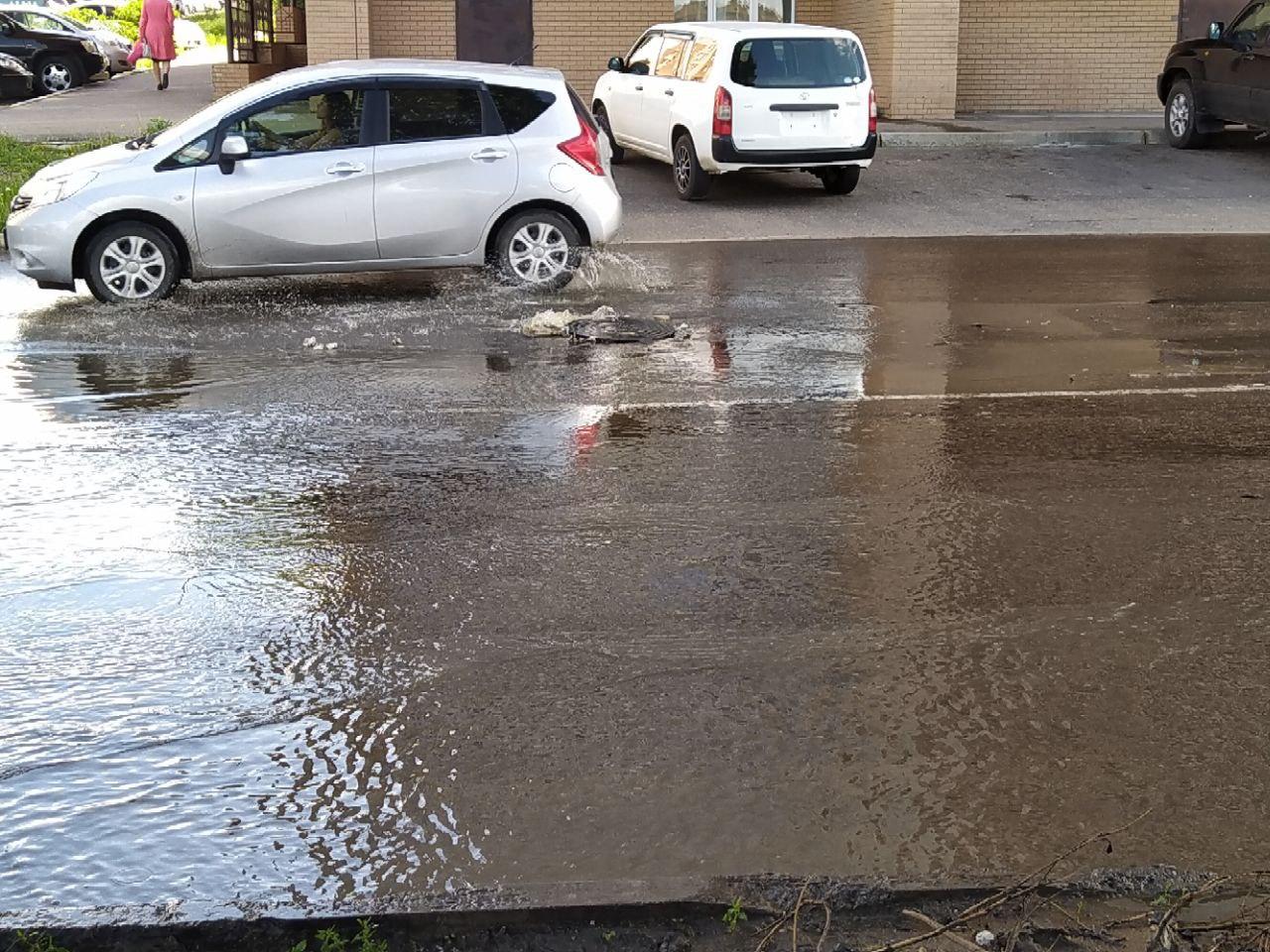 Вода из двух канализационных колодцев затопила центр Читы (видео)