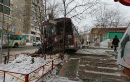 Троллейбус столкнулся с иномаркой и слетел на обочину в Чите