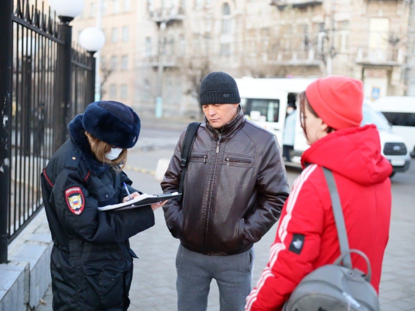 В Чите проводят рейды по проверке соблюдения антиковидных мер