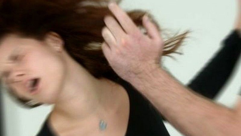 В Забайкалье хулиганы избили женщину и выстригли ей волосы 