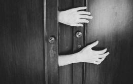 Читинец запер в квартире судебных приставов-исполнителей и зажал одному из них руку дверью