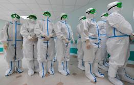 В России продлили выплаты помогающим больным COVID-19 до конца 2021 года