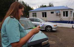 ​Сотрудники ДПС на посту в Атамановке проверяют пристегнуты ли пассажиры автобусов