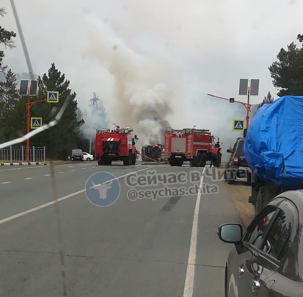 Машина скорой помощи загорелась после ДТП у поста в Атамановке