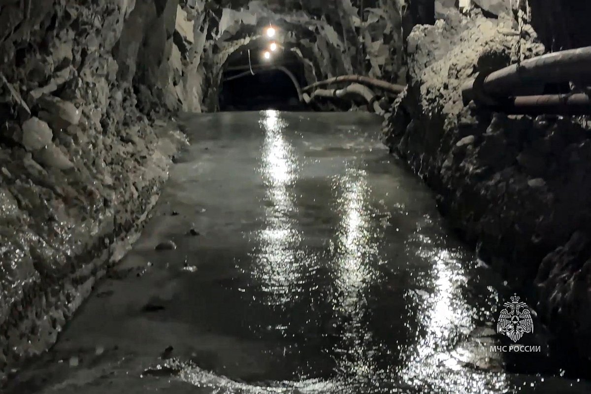 На шахте в  Амурской области прекратили поиски 13  горняков  