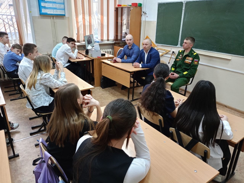 Ветеран СВО встретился со школьниками на 