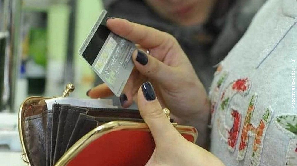 Читинка украла банковкую карту и потратила 100 тысяч рублей