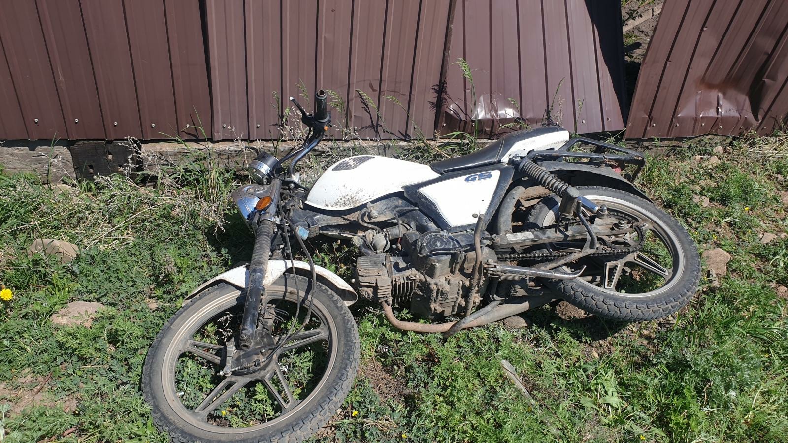 В Забайкалье 55-летний мотоциклист врезался в куст и умер