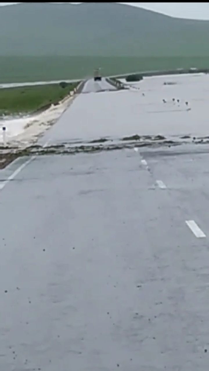 Вода валом идет через дорогу в Александрово-Заводском районе в Забайкалье