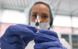 Массовая вакцинация от коронавируса может начаться в России осенью