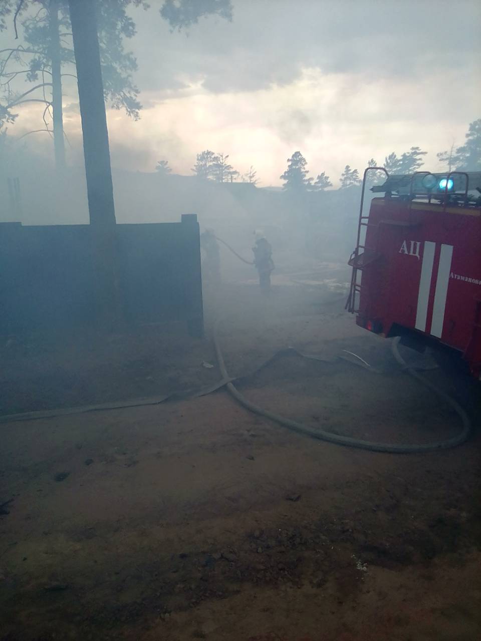 Деревянный барак загорелся в Атамановке