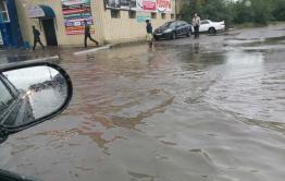 ​Ливень затопил улицы Читы, пешеходы идут по колено в воде