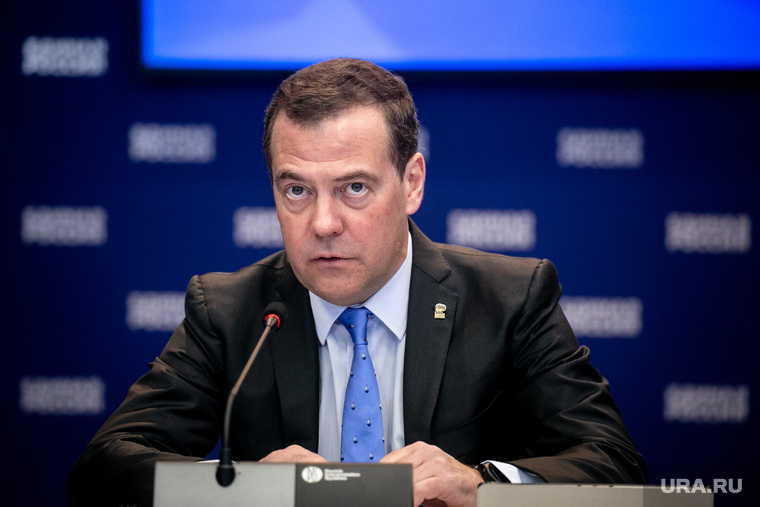 Медведев предложил ввести четырехдневную рабочую неделю в России