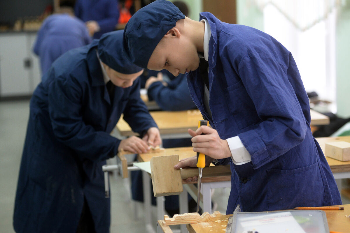 В школах России вернут труды и запретят мобильники
