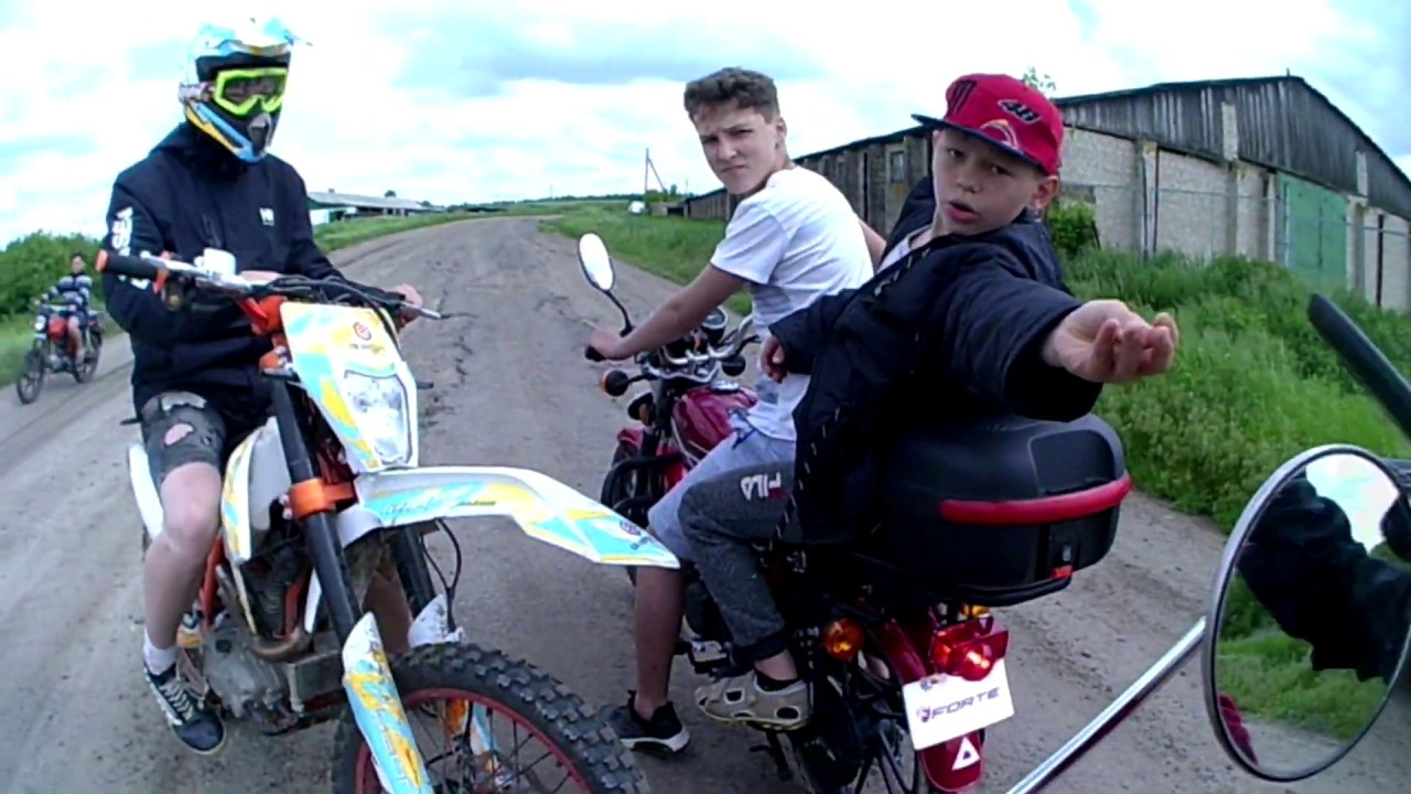 Подростки ездят по дорогам Читы на мотоциклах без номеров и прав