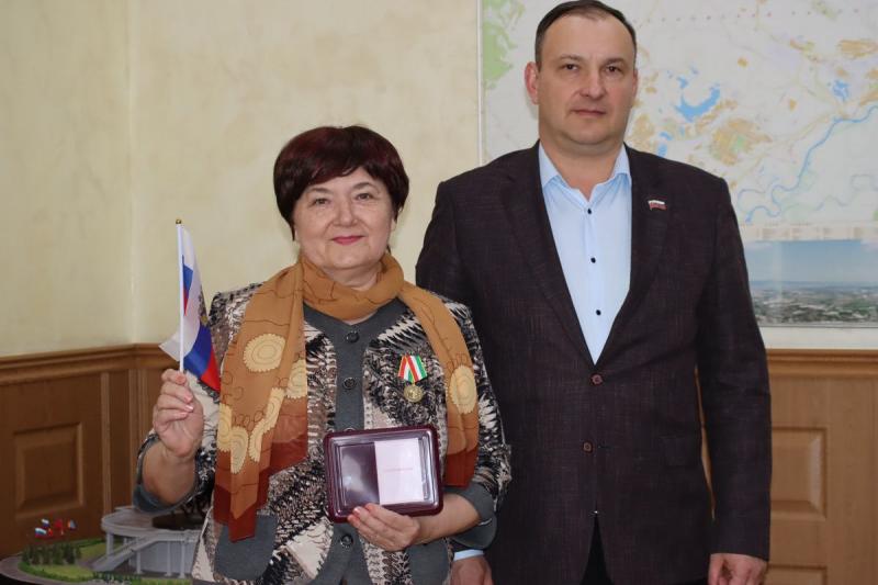 За помощь бойцам СВО читинке дали позывной и наградили медалью
