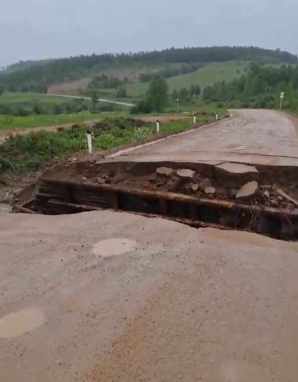 Мост снесло за селом Умшун в Газ-Заводском районе Забайкалья (видео)