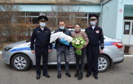 Инспекторы ДПС сопроводили девушку до роддома в Чите