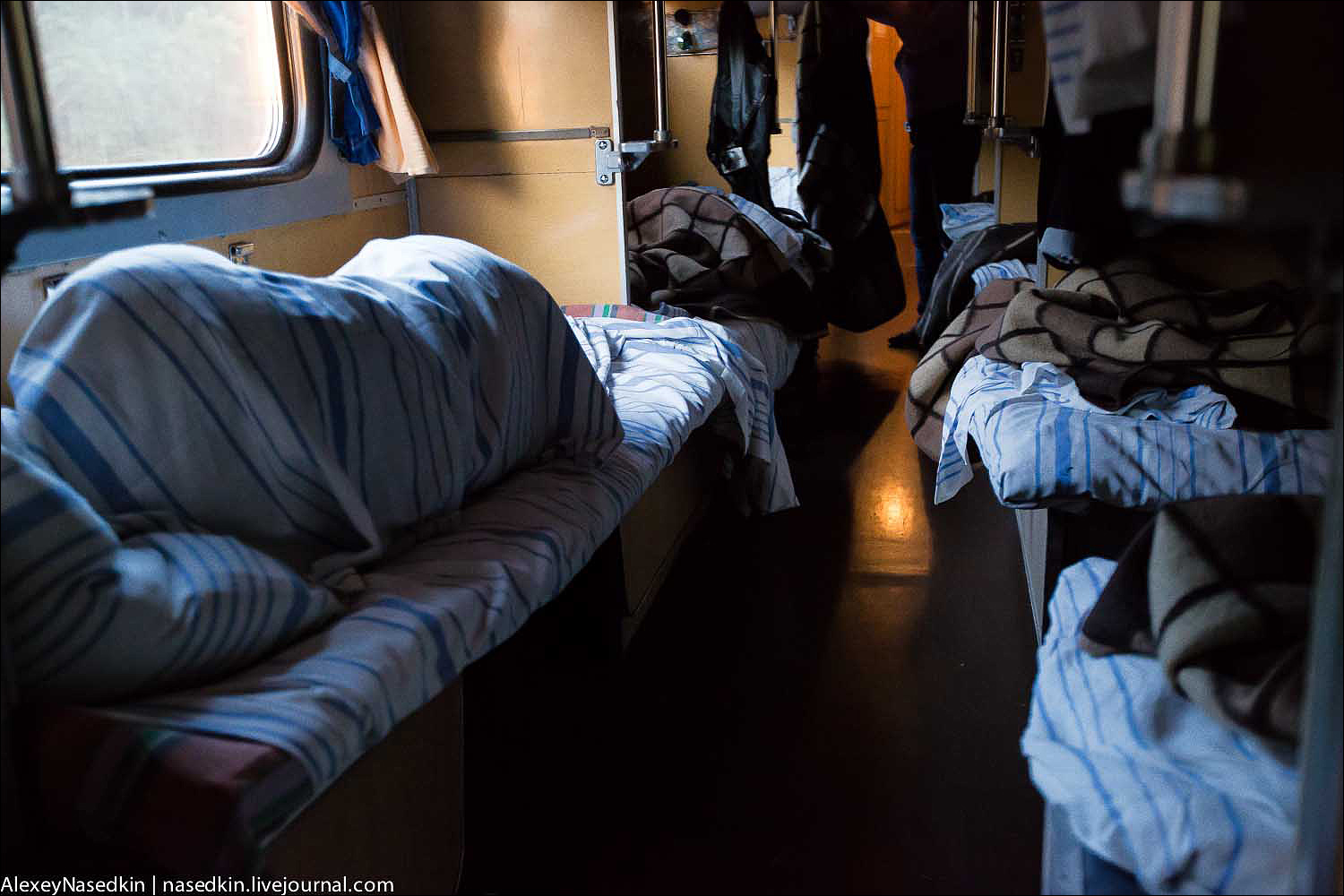 Пьяный пассажир поезда Приаргунск — Чита лег спать голым. Его забрали полицейские.