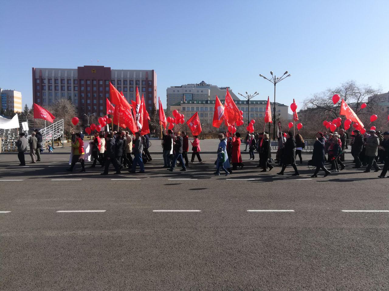 ​Около ста человек приняли участие в шествии КПРФ в Чите