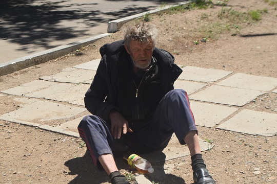 Парализованный мужчина третий день живёт под забором школы в Краснокамеске