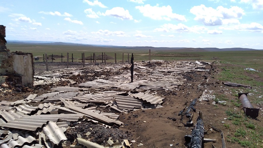 Сгоревшая кошара в Улан-Цацыке. Под грудами мусора еще могут оставаться трупы баранов. 14 мая