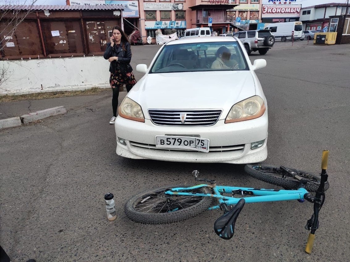 Автоледи в Чите сбила велосипедистку, а потом ударила ее по голове