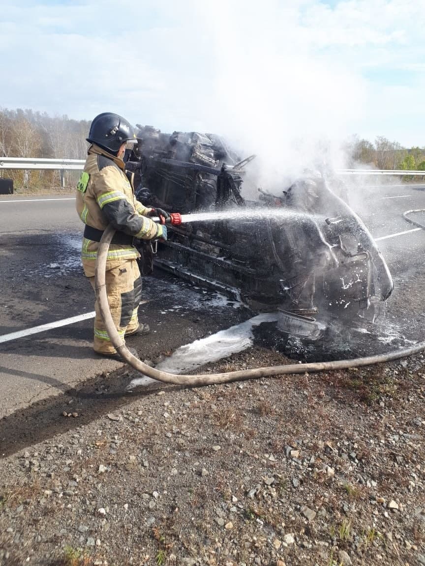 Пожарные потушили горящую машину на федеральной трассе «Амур» в Забайкалье
