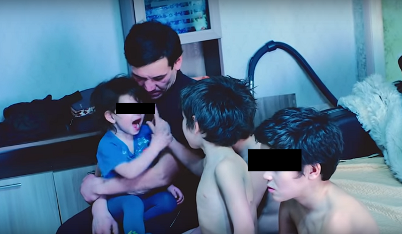 СКР начал проверку из-за мужчины, проживающего с 4 детьми в заброшенном доме в Чите 