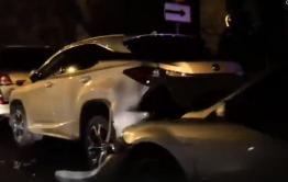 Водитель Mazda протаранил припаркованные авто в центре Читы  (видео)
