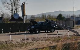 Упавший бетонный столб перекрыл участок Московского трактора