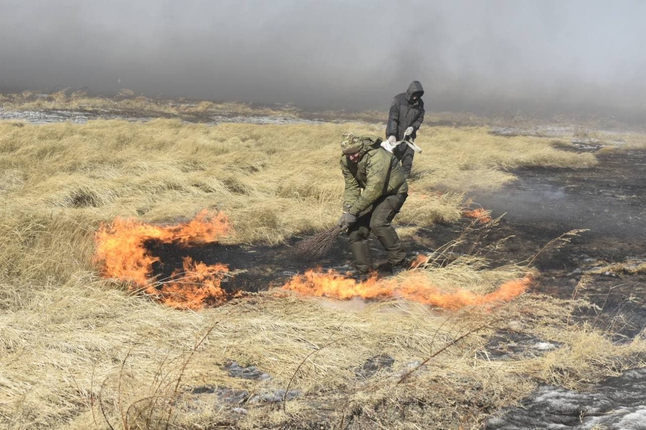 Лесных пожаров нет, но сухая трава в Забайкалье горит — пожарные шесть раз выезжали на вызовы