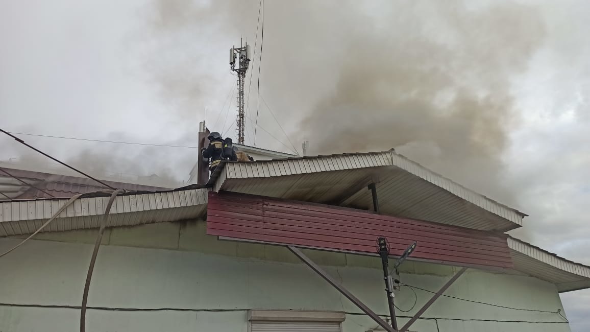 Пожарным удалось потушить возгорание в здании у ТЦ «Ся-Ян» в Чите