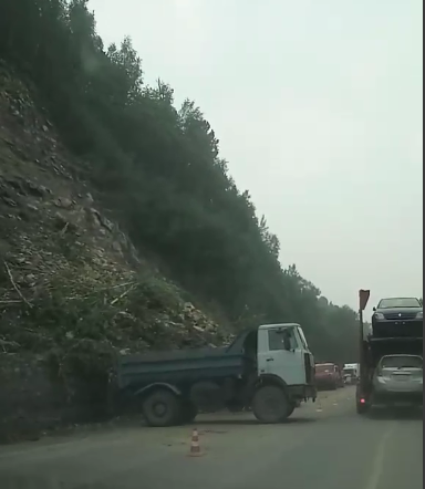 Иркутские дорожники расчищают трассу «Байкал» после сильных дождей (видео)