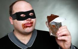 В Красночикойском районе грабители похитили ноутбук и конфеты