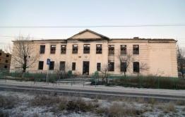 ​Житель Забайкальска начал топором разбирать не снесенную сгоревшую школу (Видео)