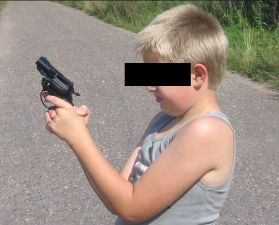 Ребенок ранил себя из спрятанного бандитами пистолета