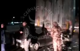Пассажир погиб в легковушке, которая влетела под фуру в районе угданского кольца под Читой