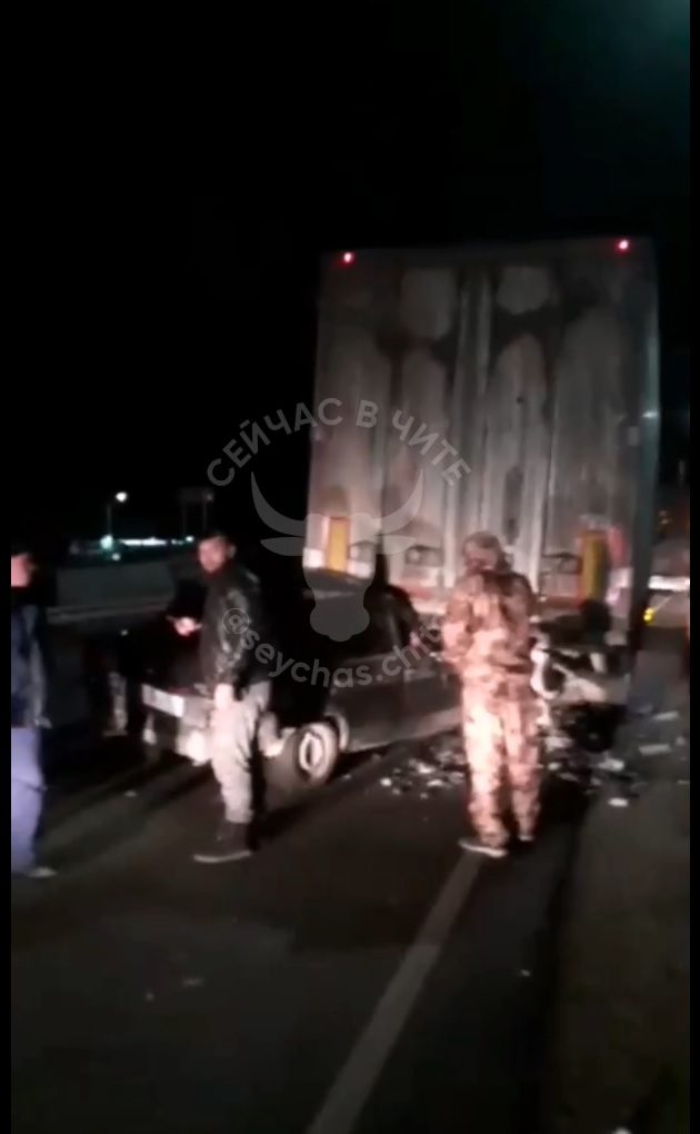 Пассажир погиб в легковушке, которая влетела под фуру в районе угданского кольца под Читой
