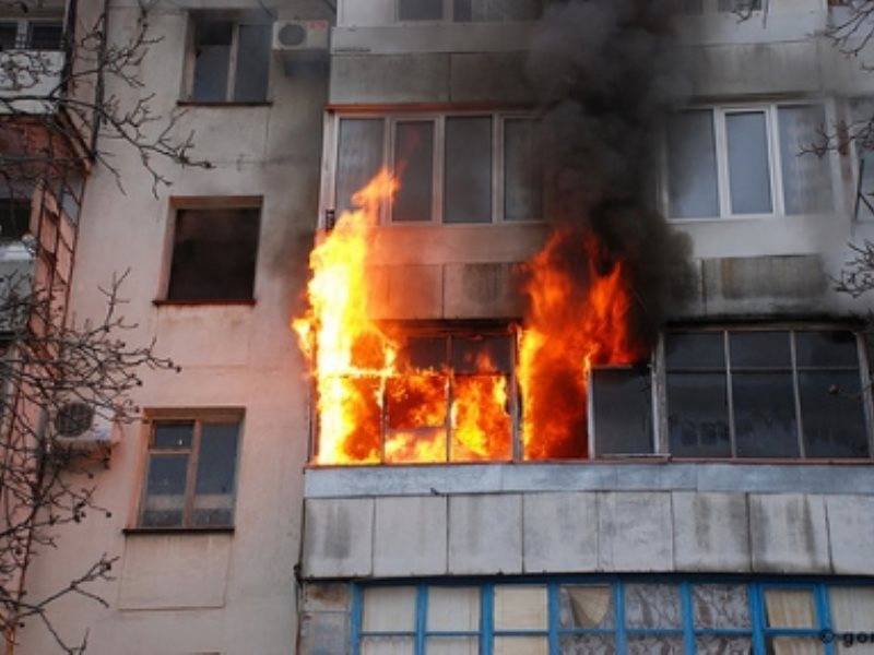 ​Спасатели эвакуируют некоторых жильцов дома на Гагарина в Чите из-за пожара в одной из квартир