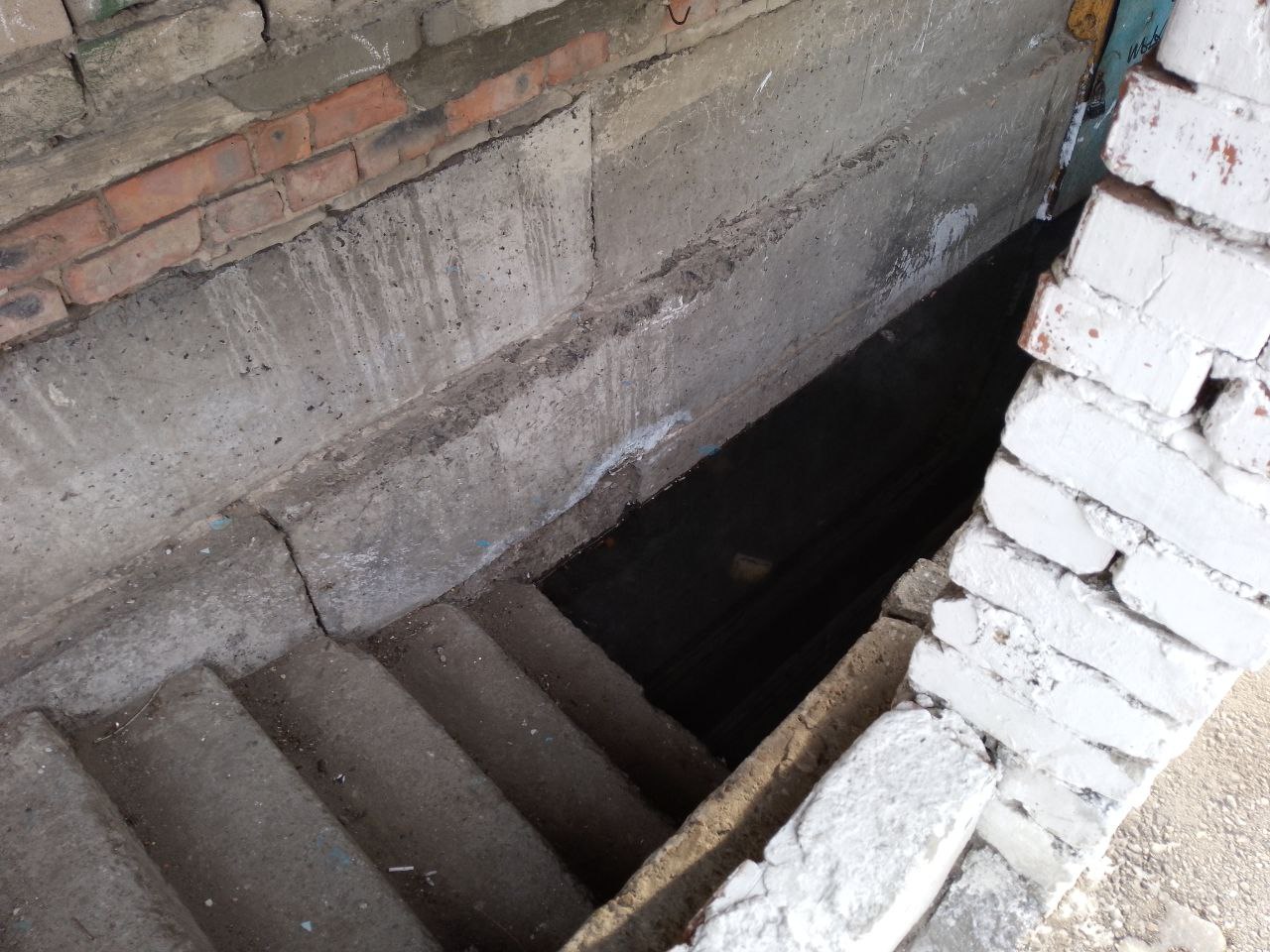 Дом в Чите задыхается от канализационных вод, вышедших в подвал