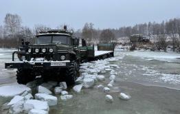 Шок: Появились первые кадры с провалившимся под лед грузовиком, на котором журналисты «Вечорки ТВ» добирались до места съемок в Тунгокоченском районе Забайкалья (ВИДЕО)