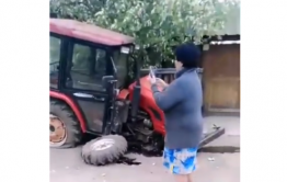 Пьяная женщина в Хилке угнала машину и врезалась в трактор (ВИДЕО)