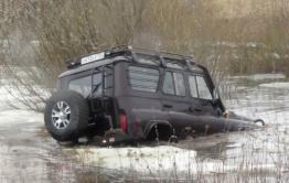 Три человека погибли в утонувшем в Чикое УАЗе