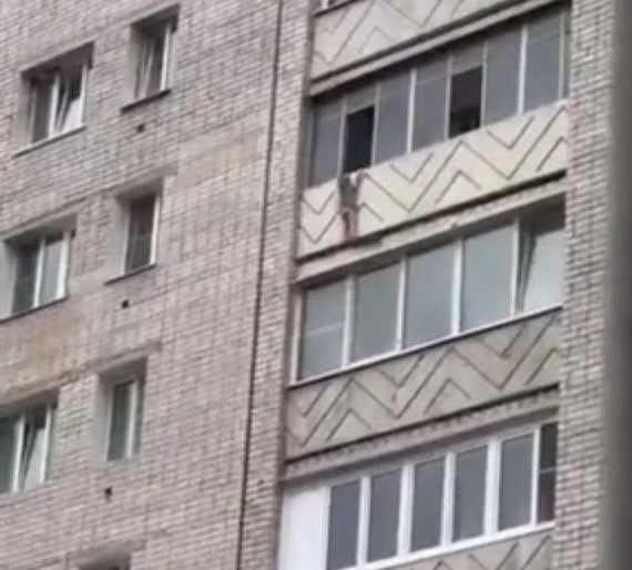 В сети появилось видео с ребёнком, висящим на балконе в Чите 